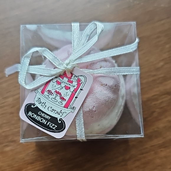 Smith & Vandiver Other - NIB Smith & Vandiver Cherry Bonbon Fizz Bath Bomb - Pink & White